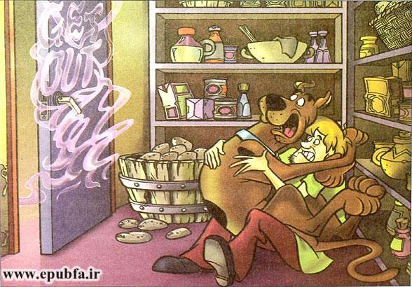 دودِ مارپیچی وارد اتاق شده و نوشتهای را روی در درست کرد